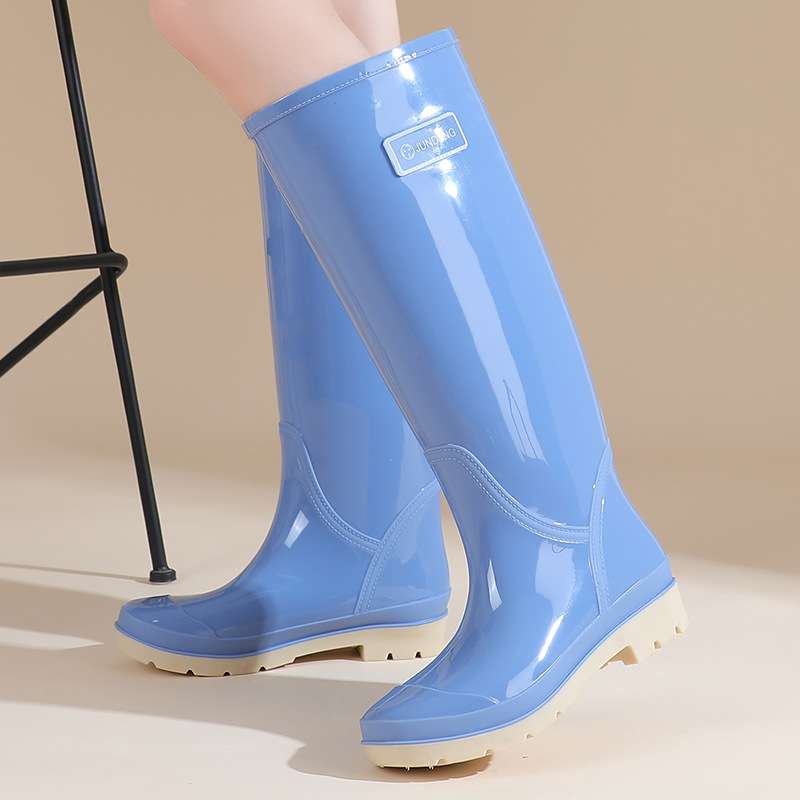 雨の日を彩る防水レインブーツ