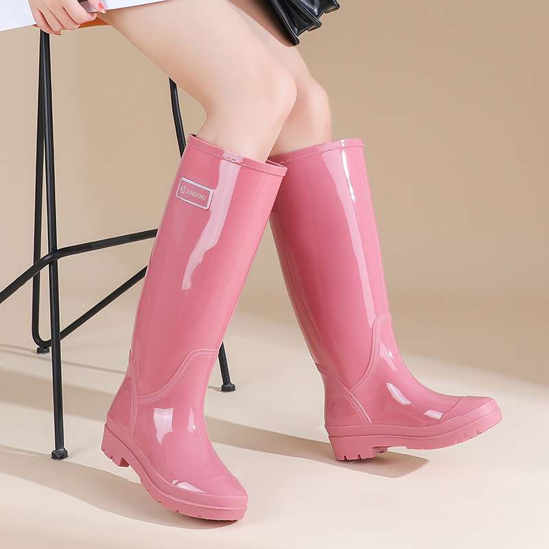 雨の日を彩る防水レインブーツ